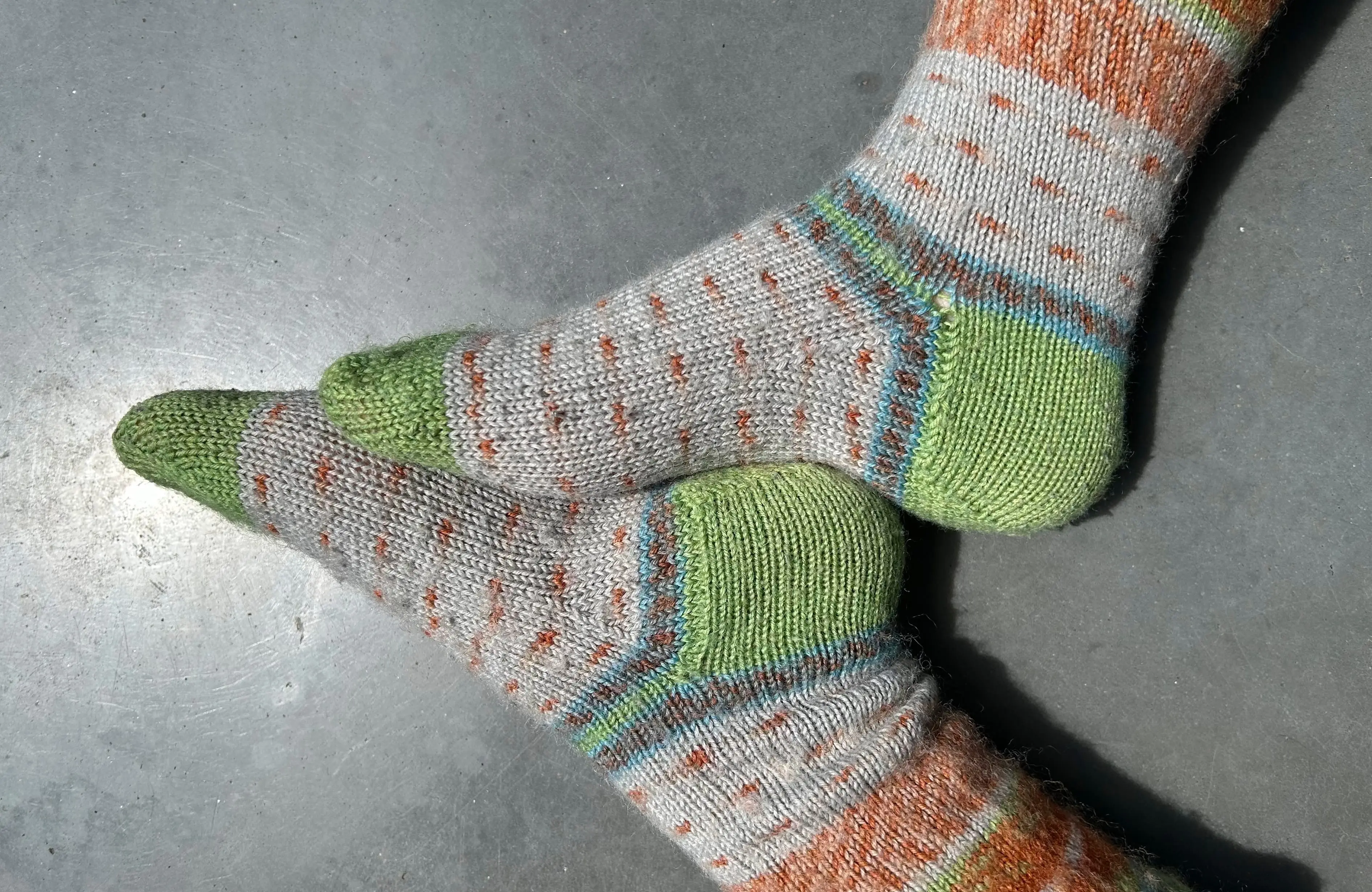 Twee gekleurde sokken gebreid met een hielflap