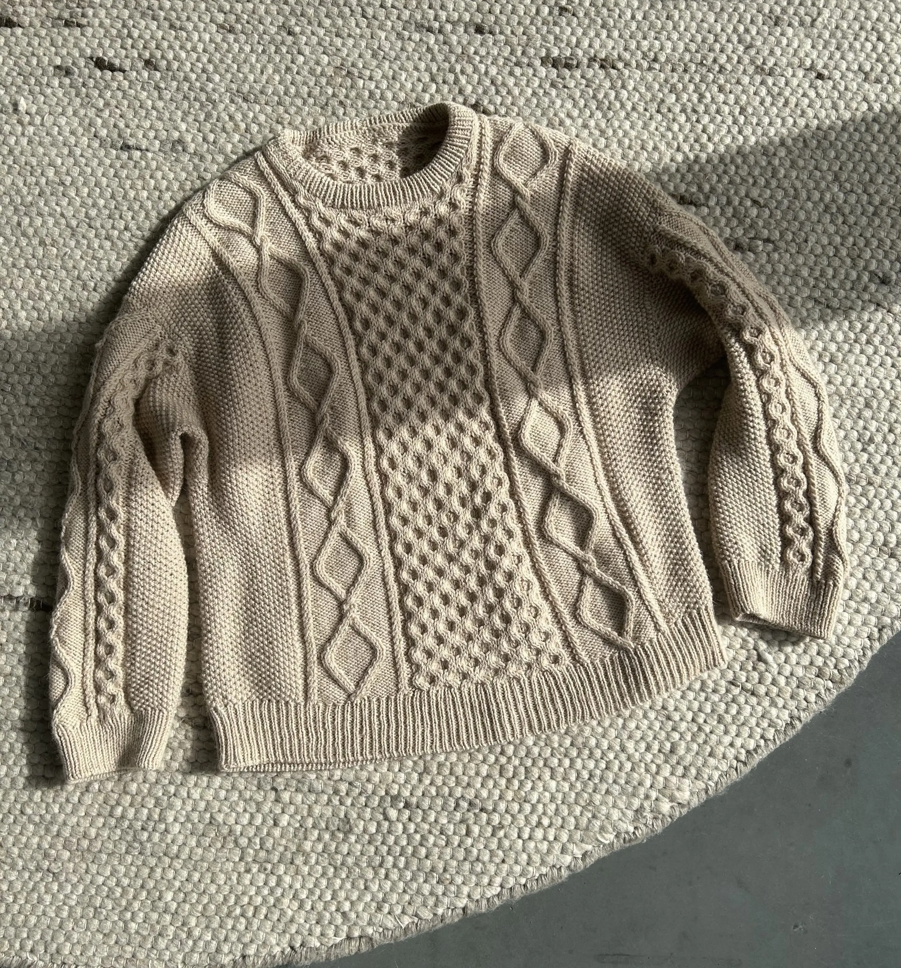 dagmar sweater in creme op een grijze achtergrond