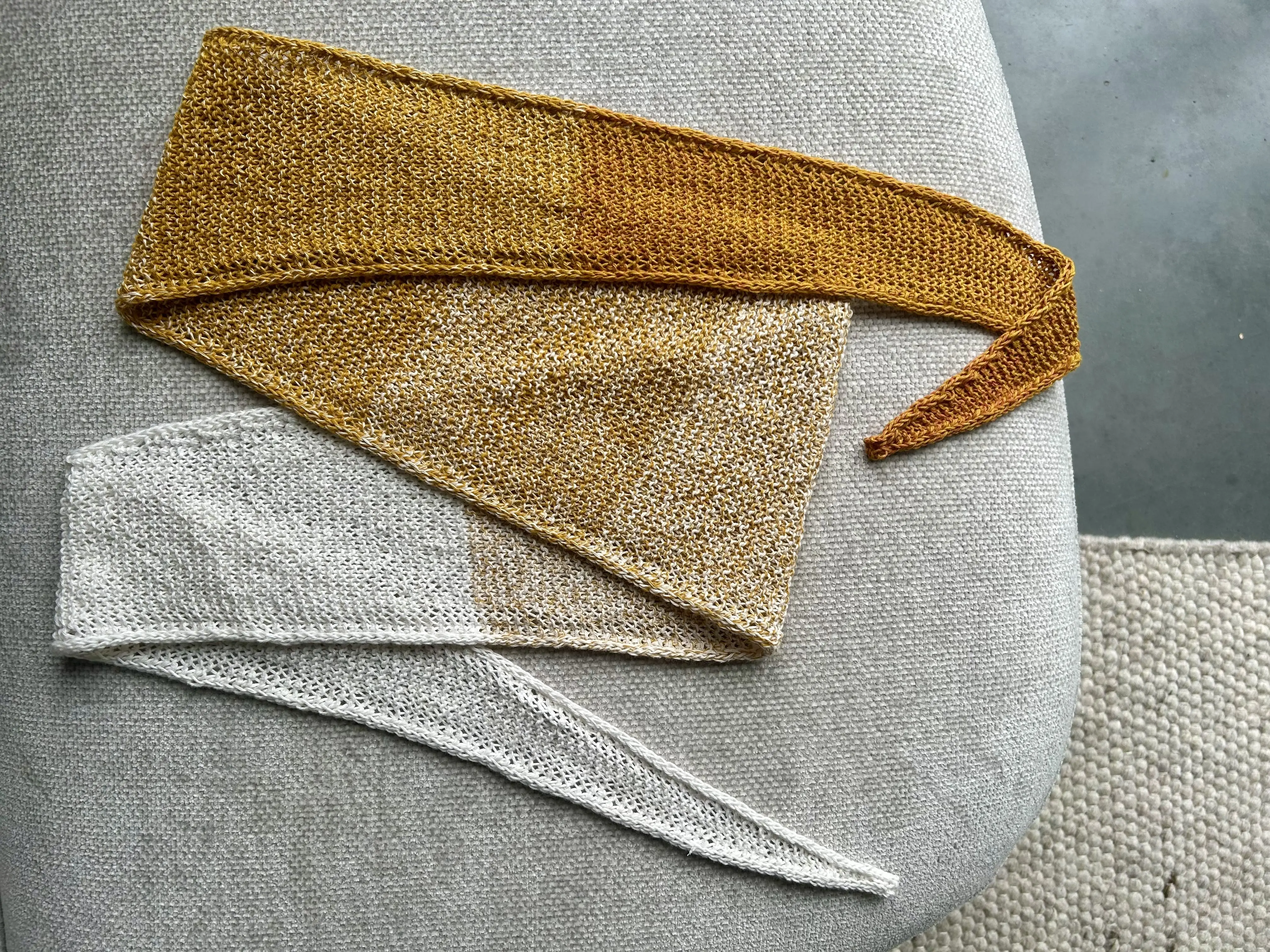 sophie scarf in geel en wit op grijze achtergrond