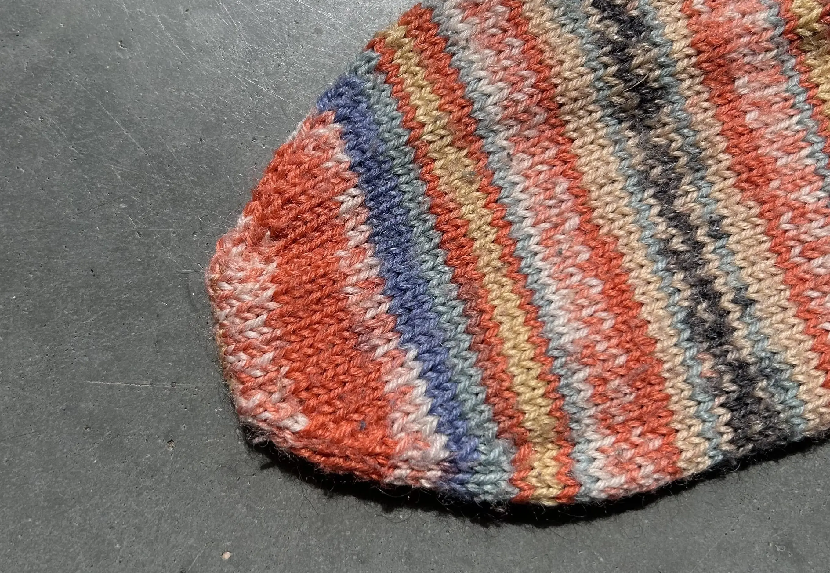 Roze teen van een sok gesloten met de kitchener stitch