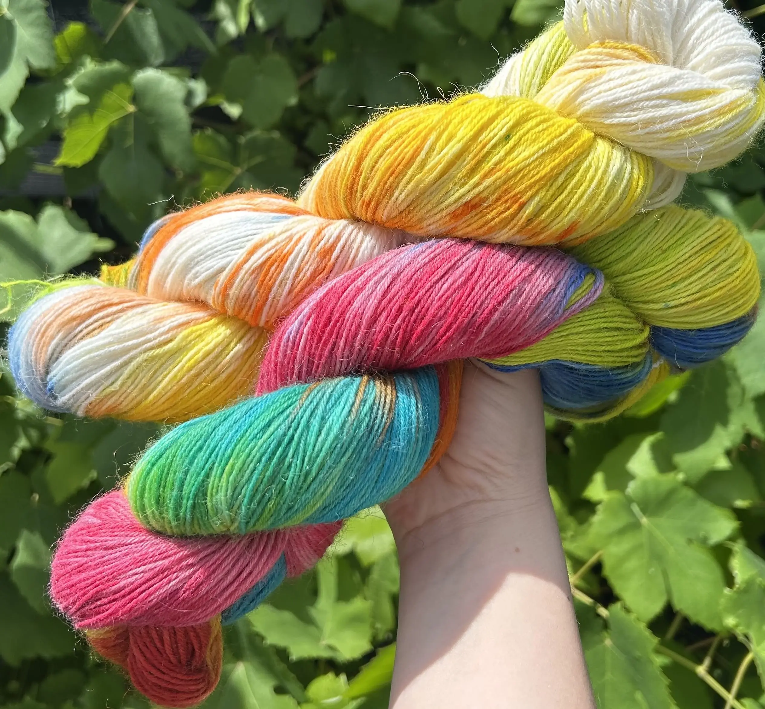twee regenboog gekleurde strengen garen