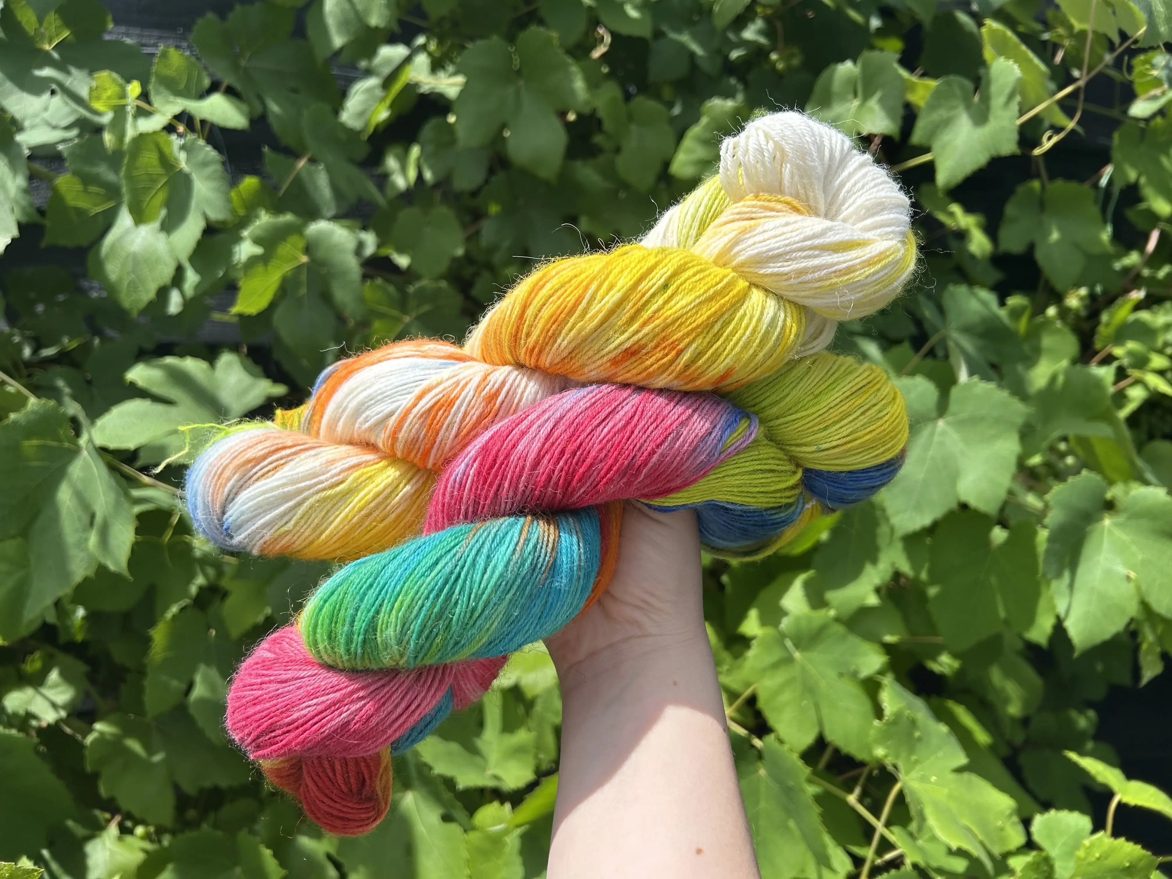 Twee regenboog gekleurde strengen garen