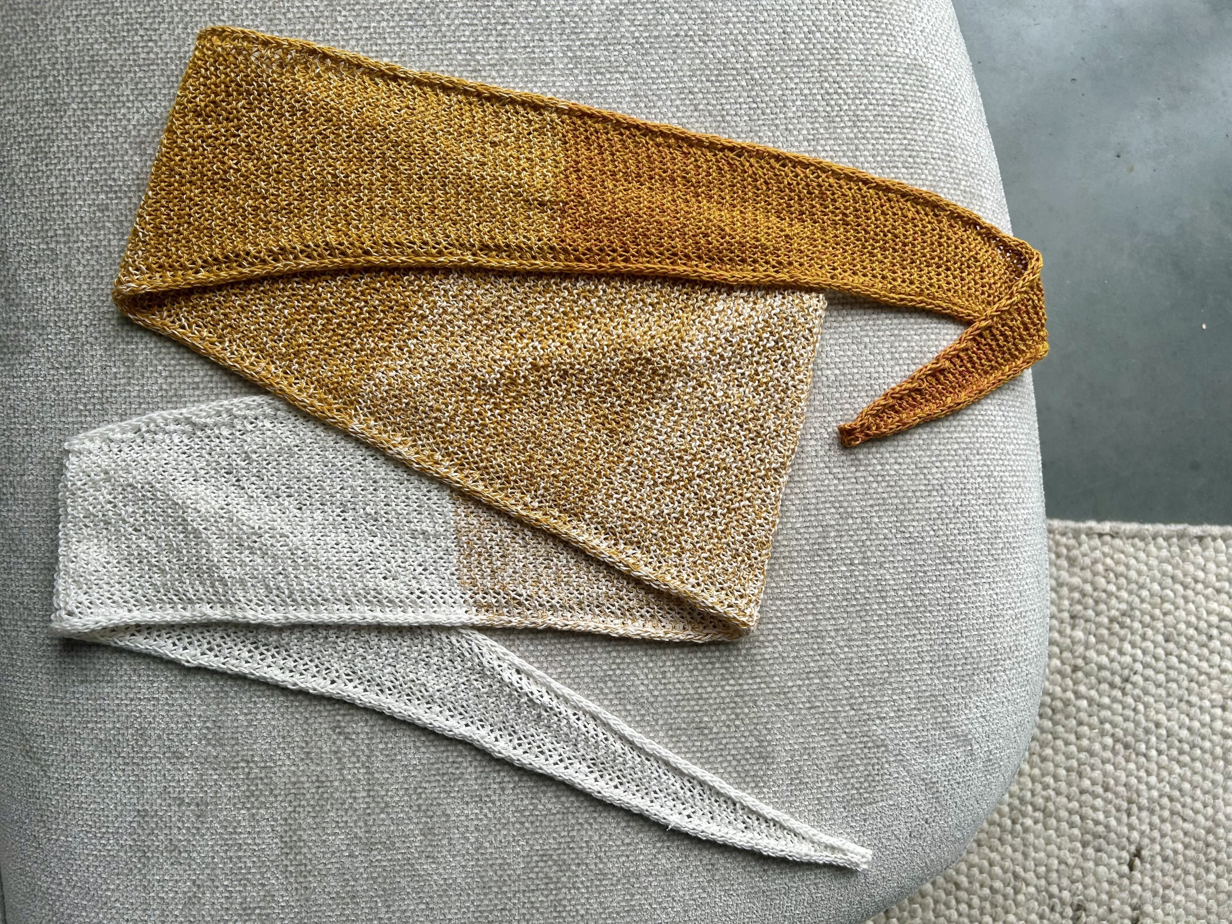 sophie scarf in geel en wit op grijze achtergrond