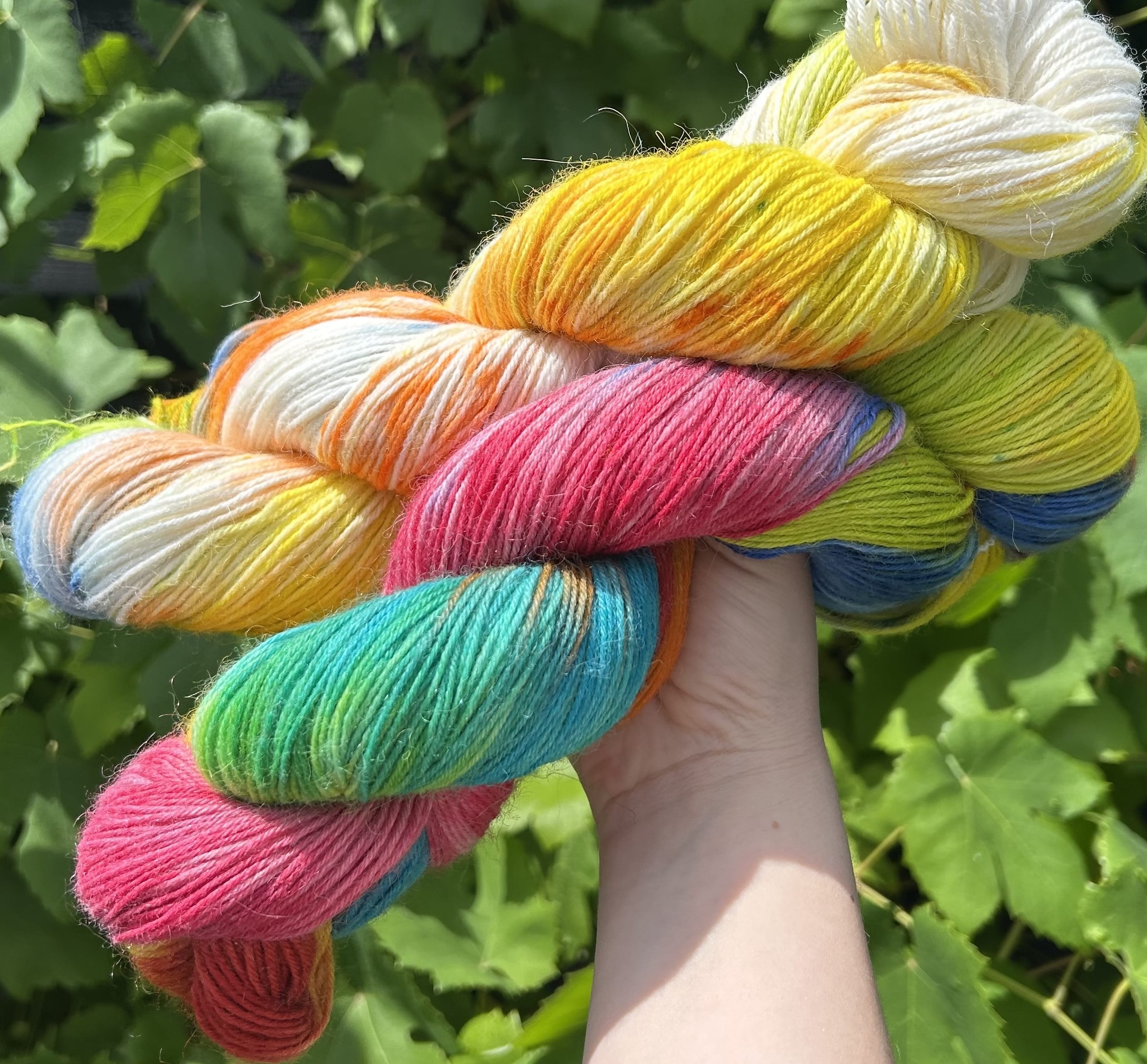 twee regenboog gekleurde strengen garen