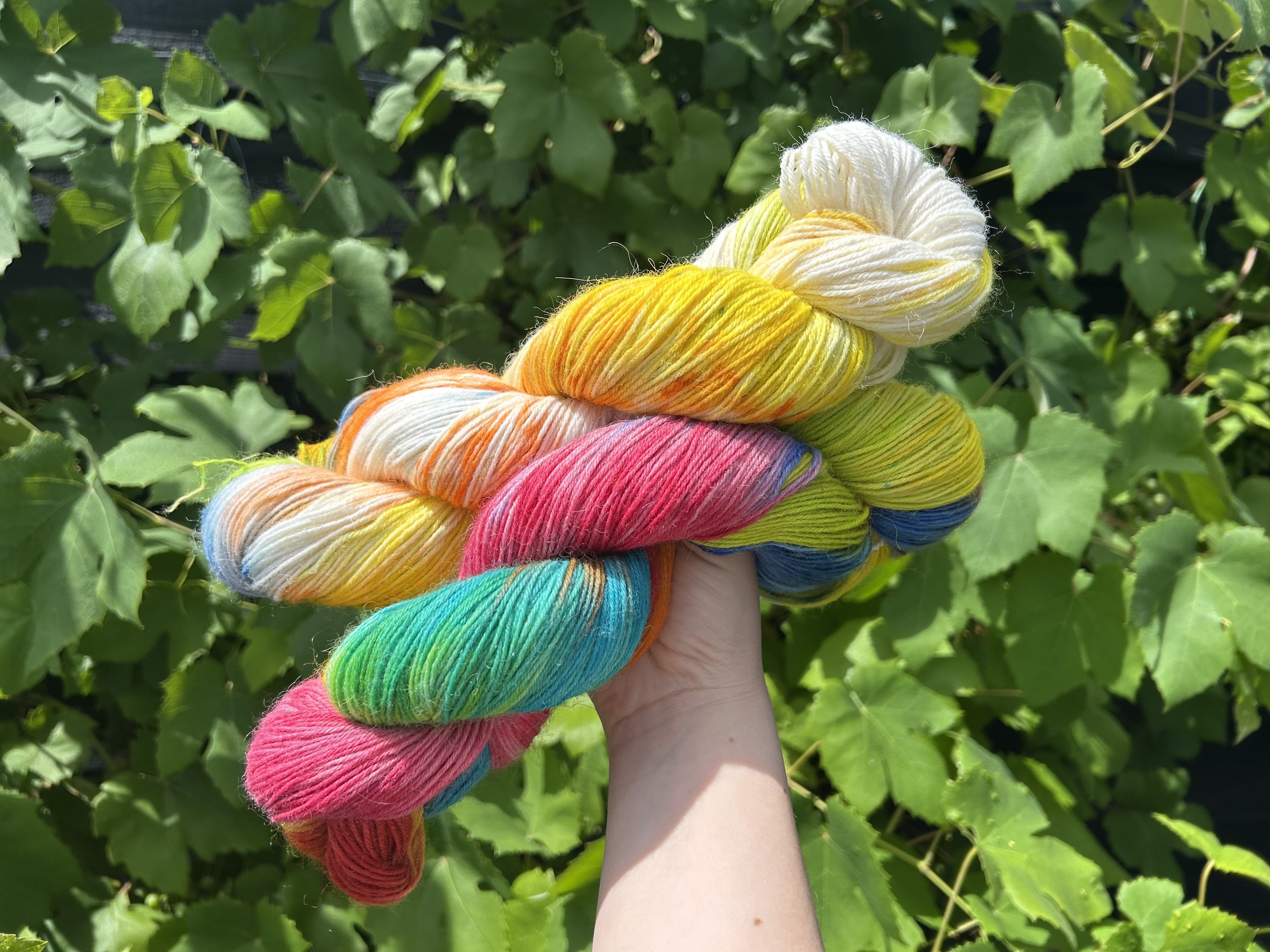 Twee regenboog gekleurde strengen garen